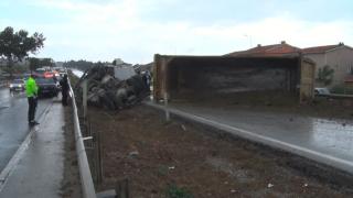 Büyükçekmece'de hafriyat kamyonu devrildi: E-5 trafiğe kapandı