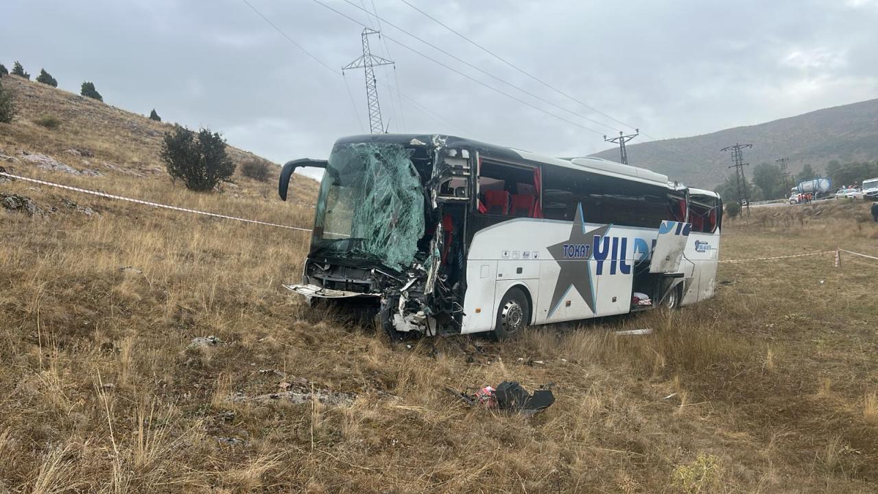 Sivas’ta yolcu otobüsü ile tır çarpıştı: 20 yaralı