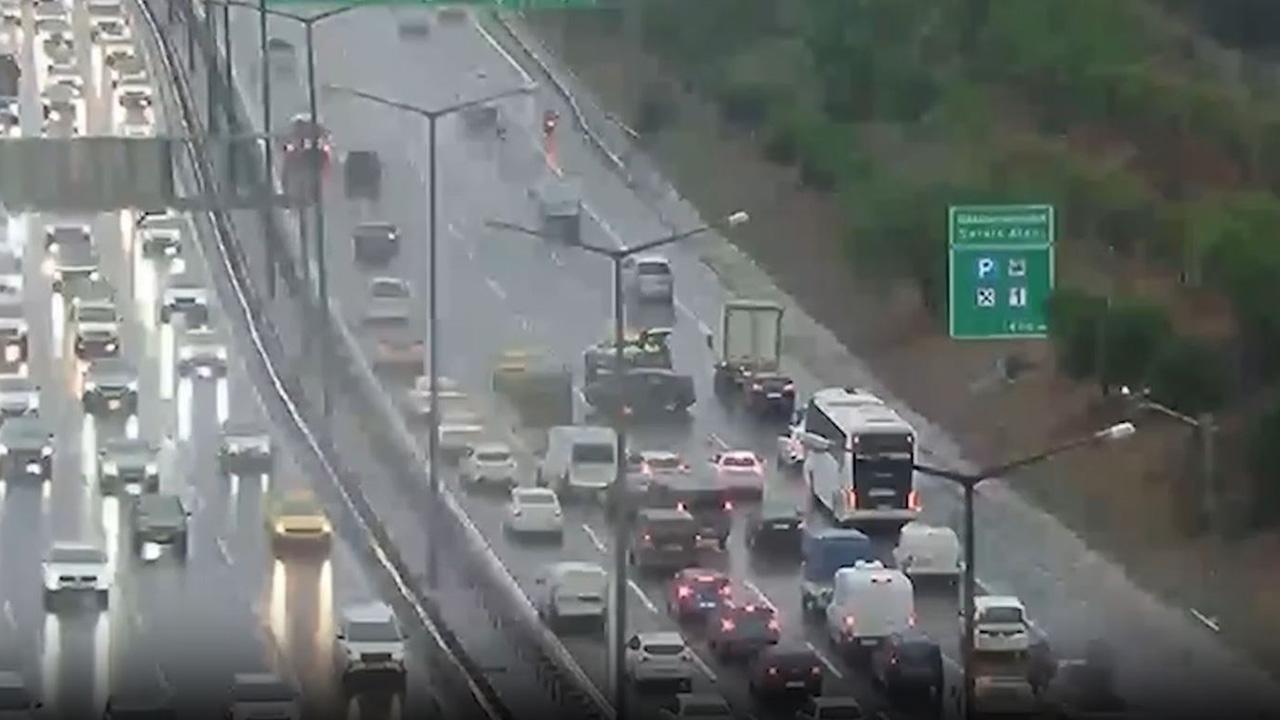 İstanbul'da yağış ulaşımı aksattı