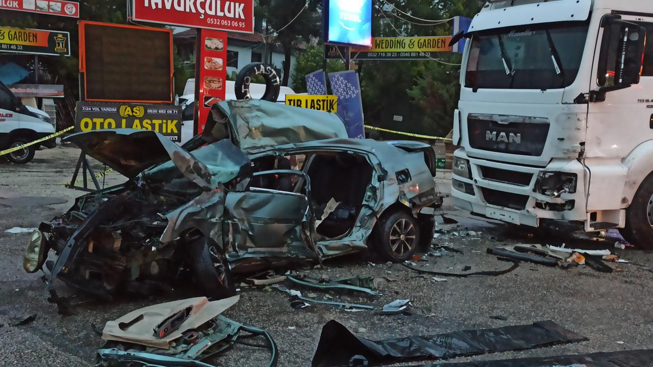 Ankara’da park halindeki tıra çarpan otomobildeki 3 kişi öldü, 2 kişi yaralandı