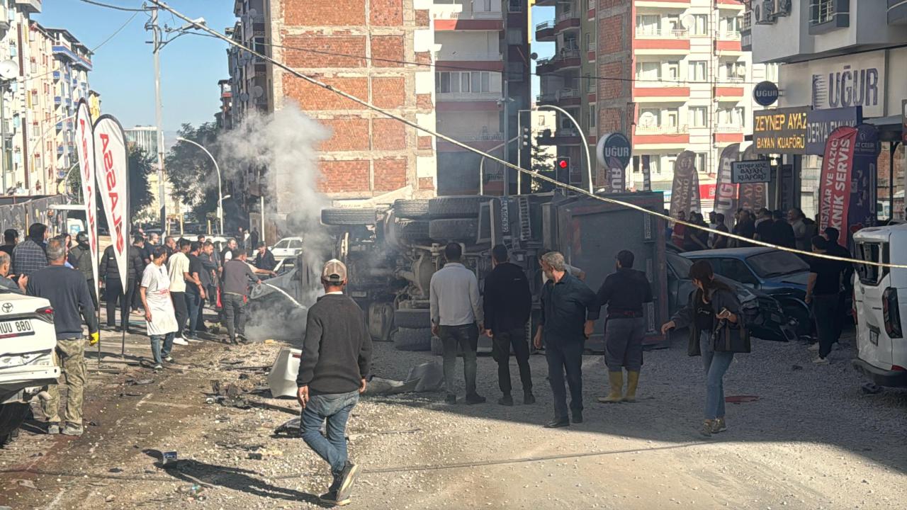 Malatya’da freni arızalanan kamyon 15 araca çarptı: 3 yaralı