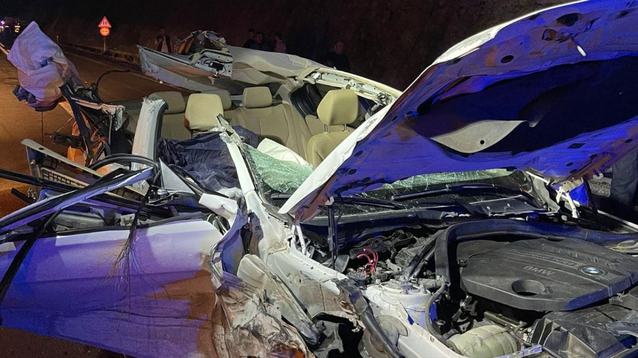 Mersin’de park halindeki tıra çarpan otomobildeki 1 kişi öldü, 1 kişi yaralandı