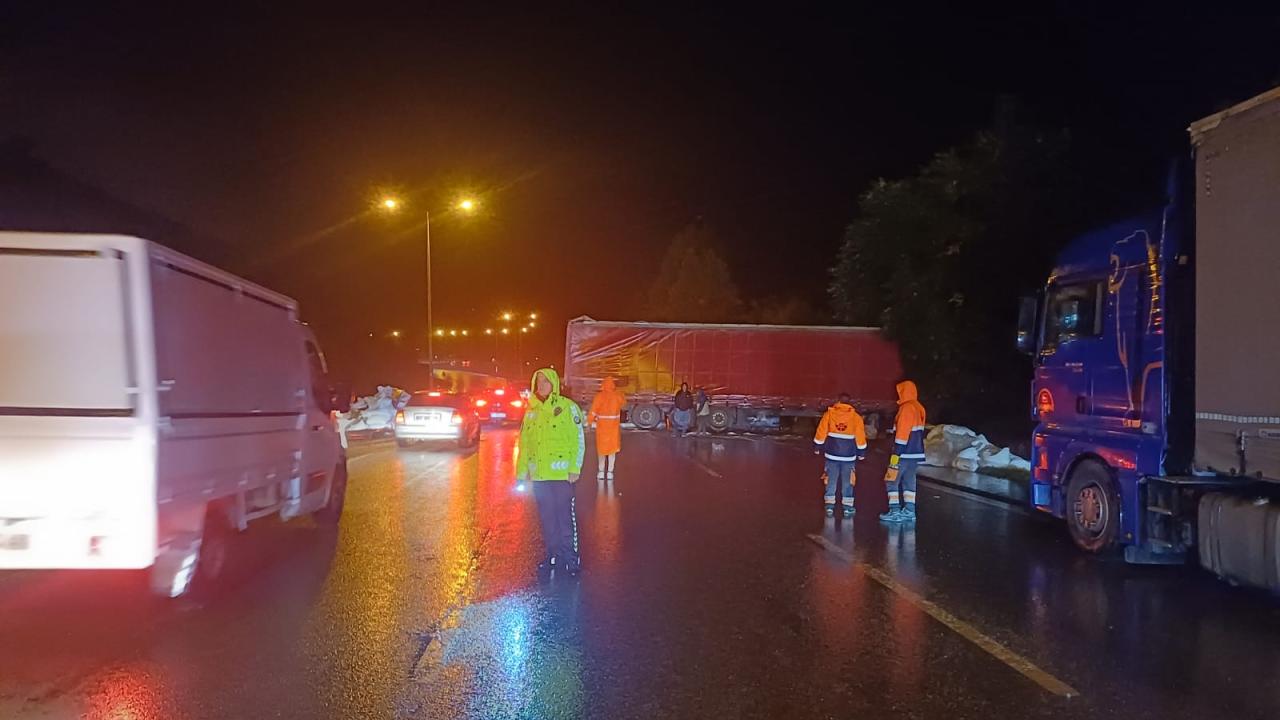 Samsun’da tır bariyerlere çarptı: Samsun-Ankara kara yolunda trafik aksadı