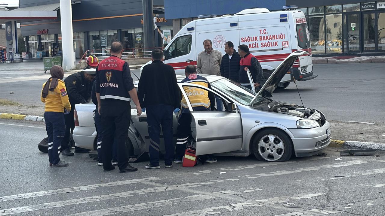 Sivas’ta iki otomobilin çarpıştığı kazada 1 kişi öldü, 3 kişi yaralandı