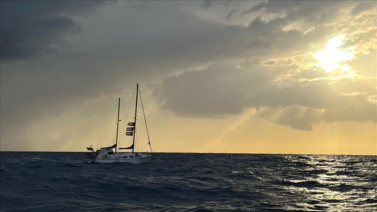 Türkiye, Gazze'ye yardıma giderken su alan teknedeki yolcuları tahliye etti