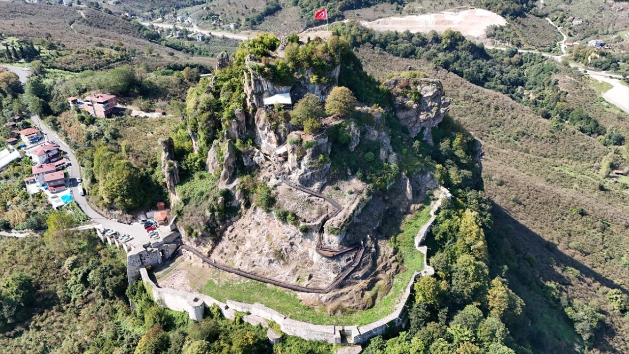 Ordu'daki 2 bin 500 yıllık Ünye Kalesi bölge turizmine katkı sunuyor