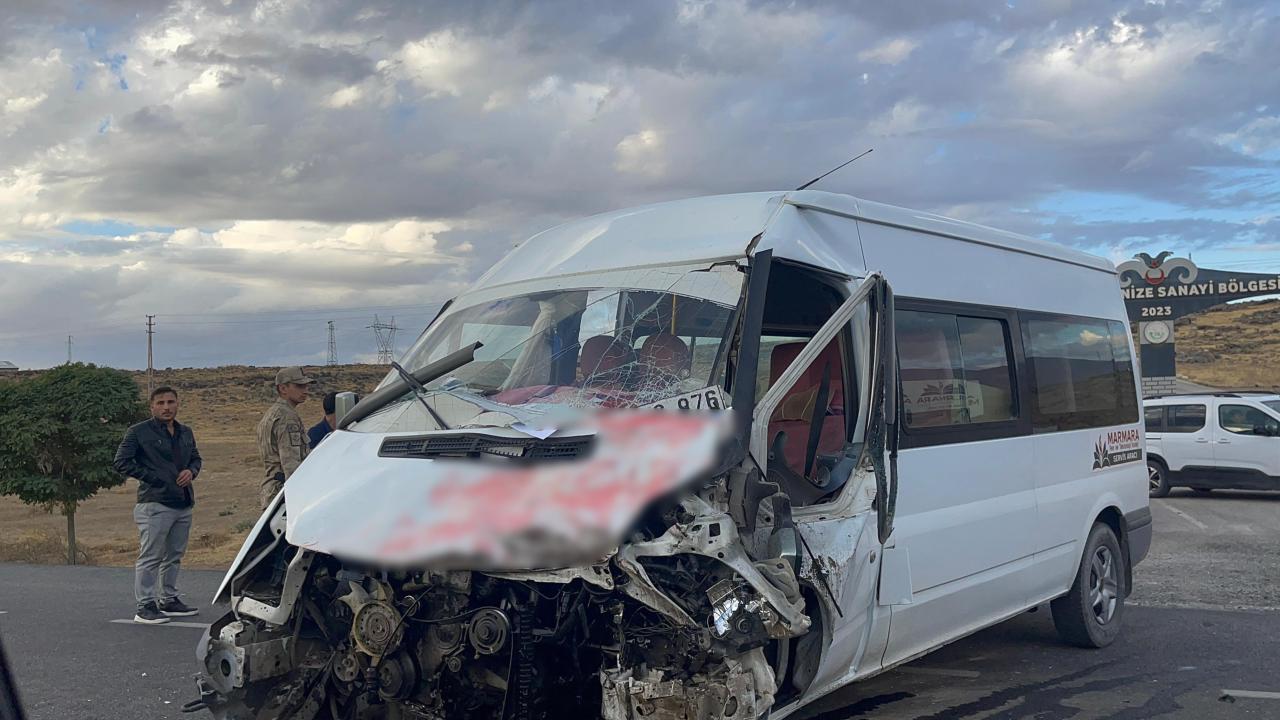 Van’da öğrenci servisi ile tır çarpıştı: 14 yaralı