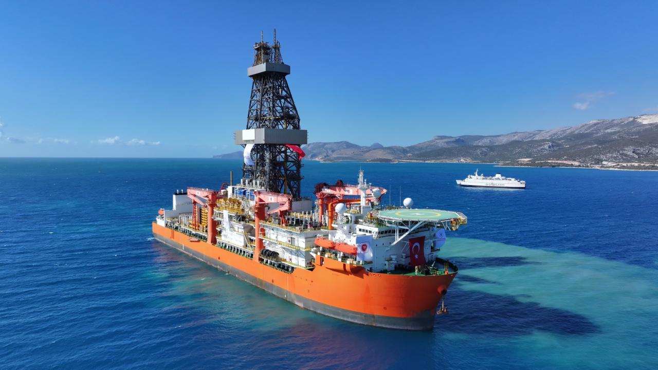 Enerji filosuna katılan yeni sondaj gemisi Mersin açıklarına demirledi