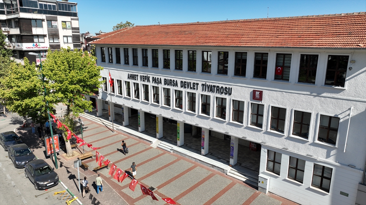 "Türk tiyatrosuna dünya çapında birçok sanatçı yetiştirdi"