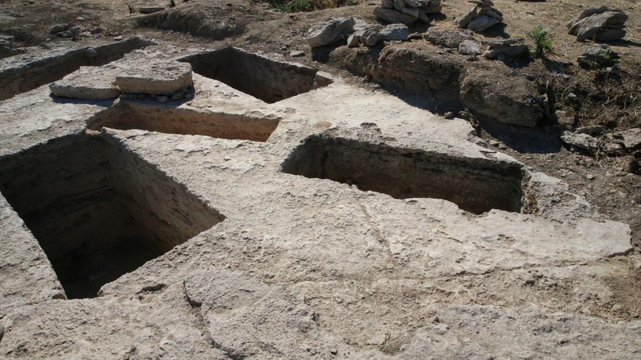 "Araziyi verimli kullanmak için mezar alanını traverten kayalık alana seçmişler"