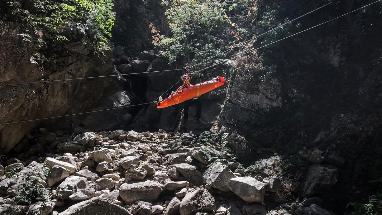 Sarp kayalık arazide mahsur kalma operasyonu AA ekibince görüntülendi