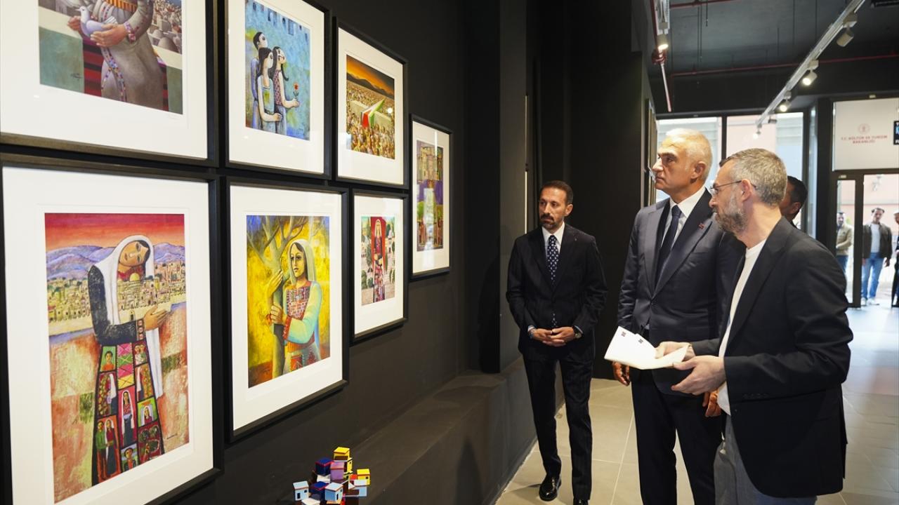 Kültür ve Turizm Bakanı Ersoy, Filistinli sanatçıların "Hala Yaşıyorum" sergisini gezdi