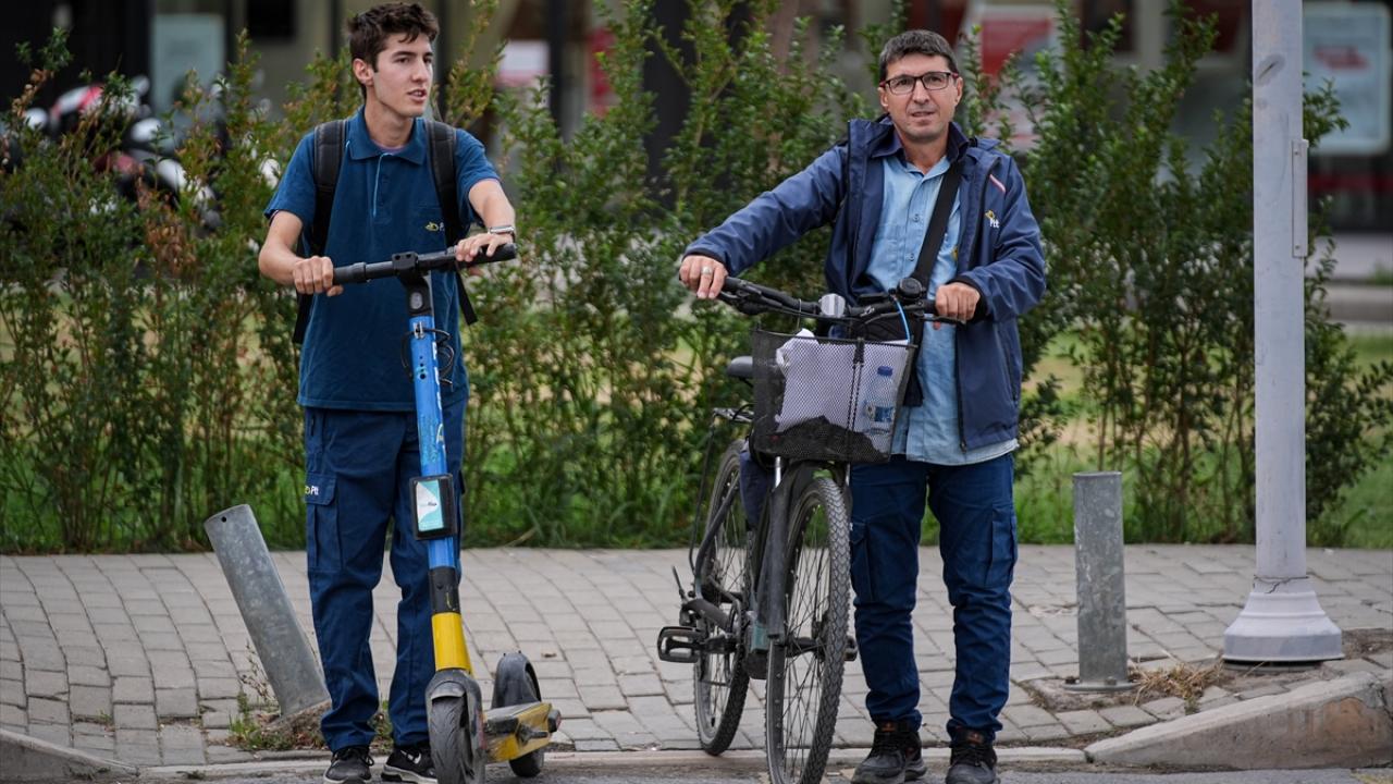 Baba bisikletle oğlu skuterle