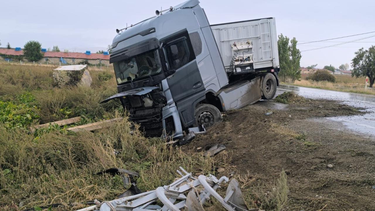 Afyonkarahisar’da mermer yüklü tır metrelerce kaydı
