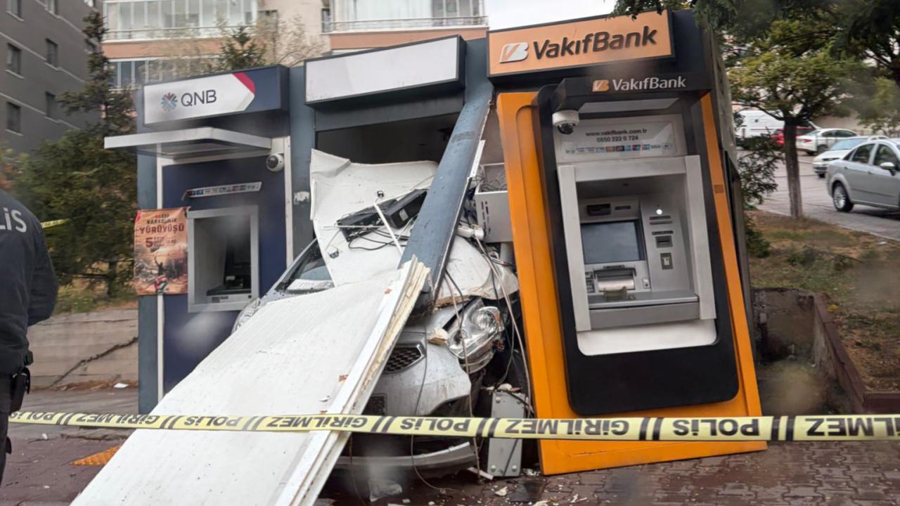 Ankara’da otomobil ATM’ye çarptı
