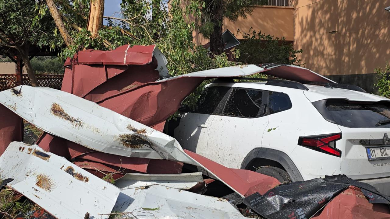 Adana’da fırtına nedeniyle uçan okul çatısı araçlara zarar verdi