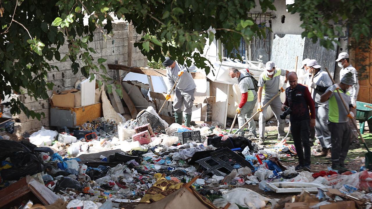 Antalya’da 8 evden tonlarca çöp çıktı
