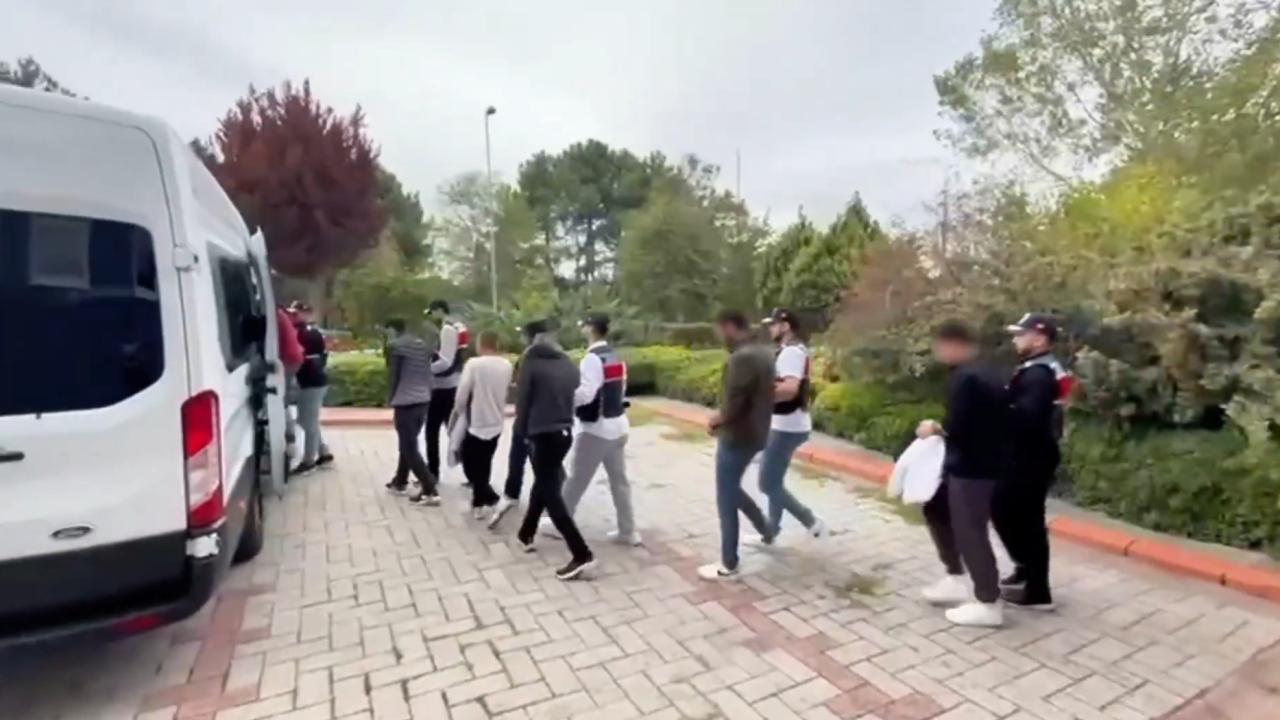 Yanıltıcı SMS’lerle vatandaşı dolandıran 12 şüpheli yakalandı