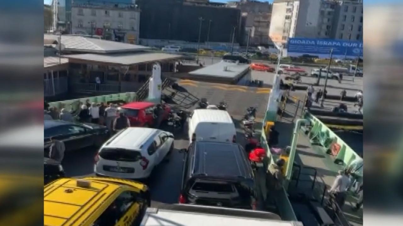 İstanbul’da feribot iskeleye çarptı
