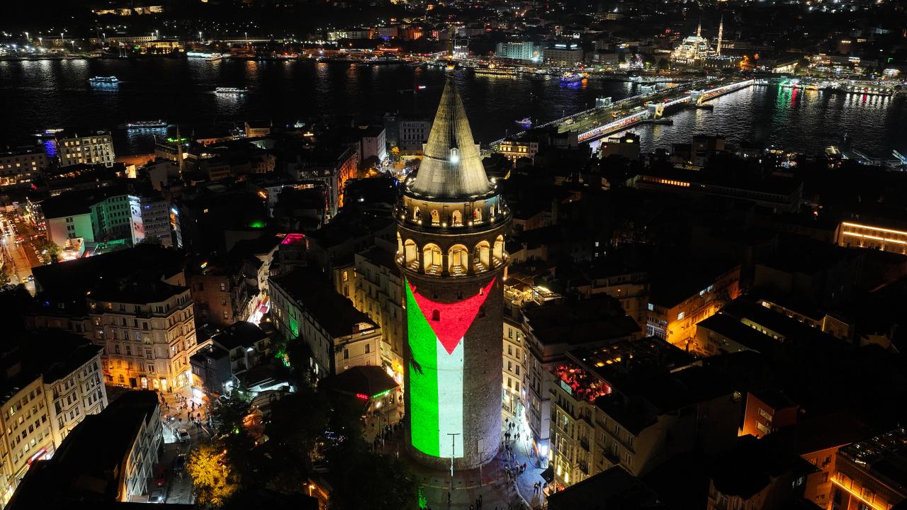 Galata Kulesi'ne Filistin bayrağı yansıtıldı