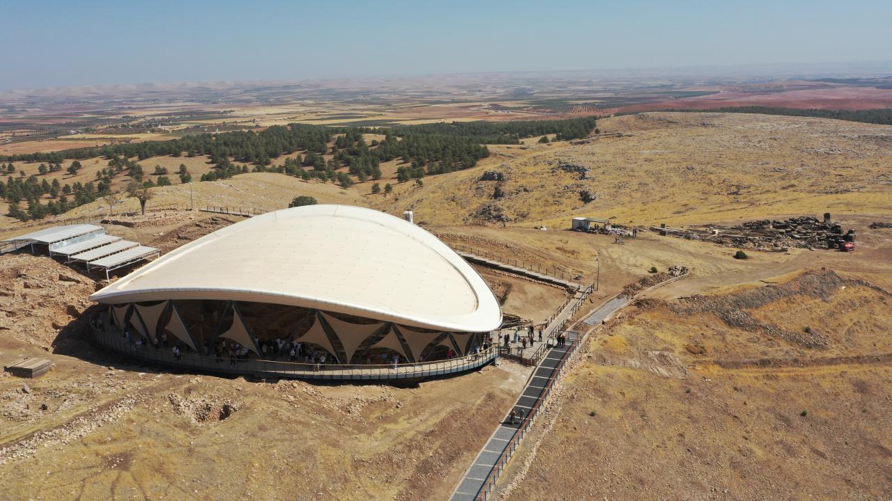 Göbeklitepe’de konut olduğu değerlendirilen yeni yapıların izleri tespit edildi