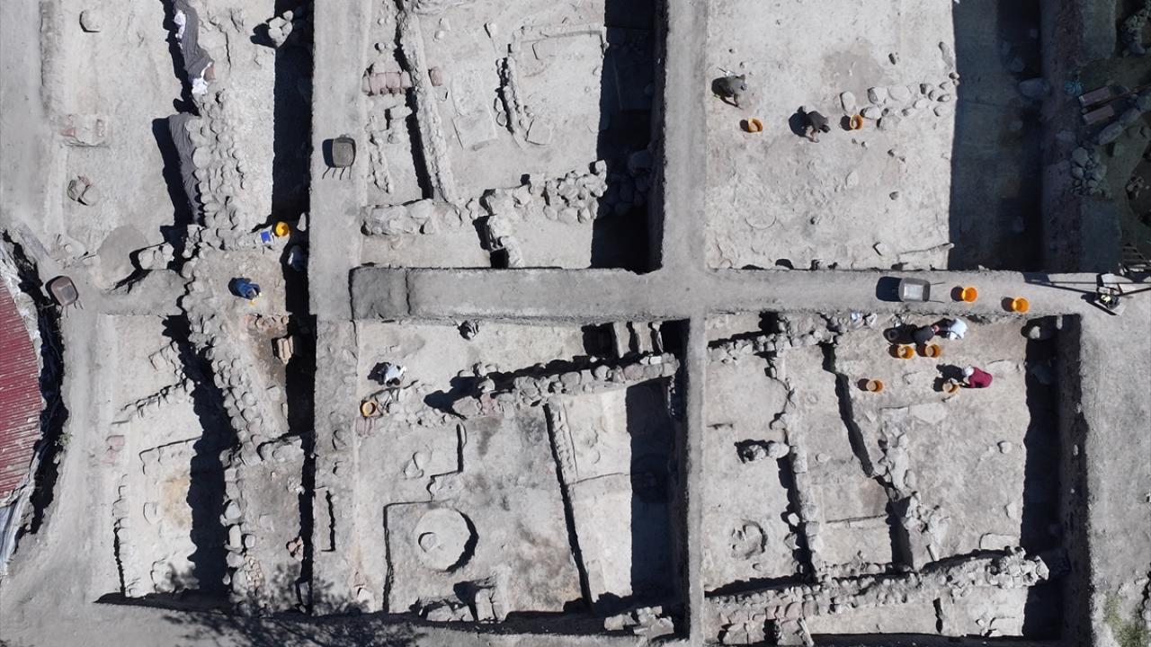 Gökhöyük'te tarih öncesi çağlara ait yerleşimin izleri gün yüzüne çıkarılıyor