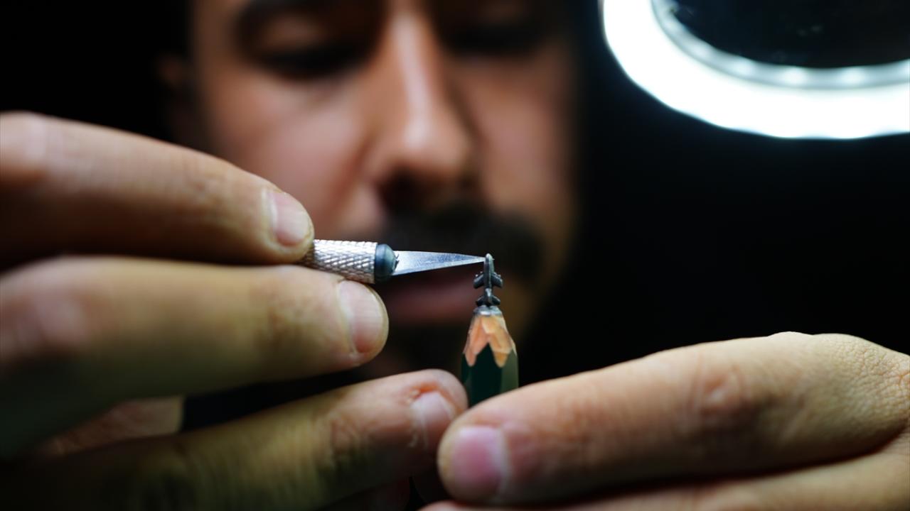 Iraklı genç, kurşun kalemin ucunu işleyerek minimal heykeller yapıyor