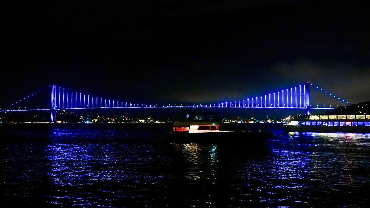 Türk Devletleri İş Birliği Günü’nde bazı köprü ve binalar turkuaz renge büründü