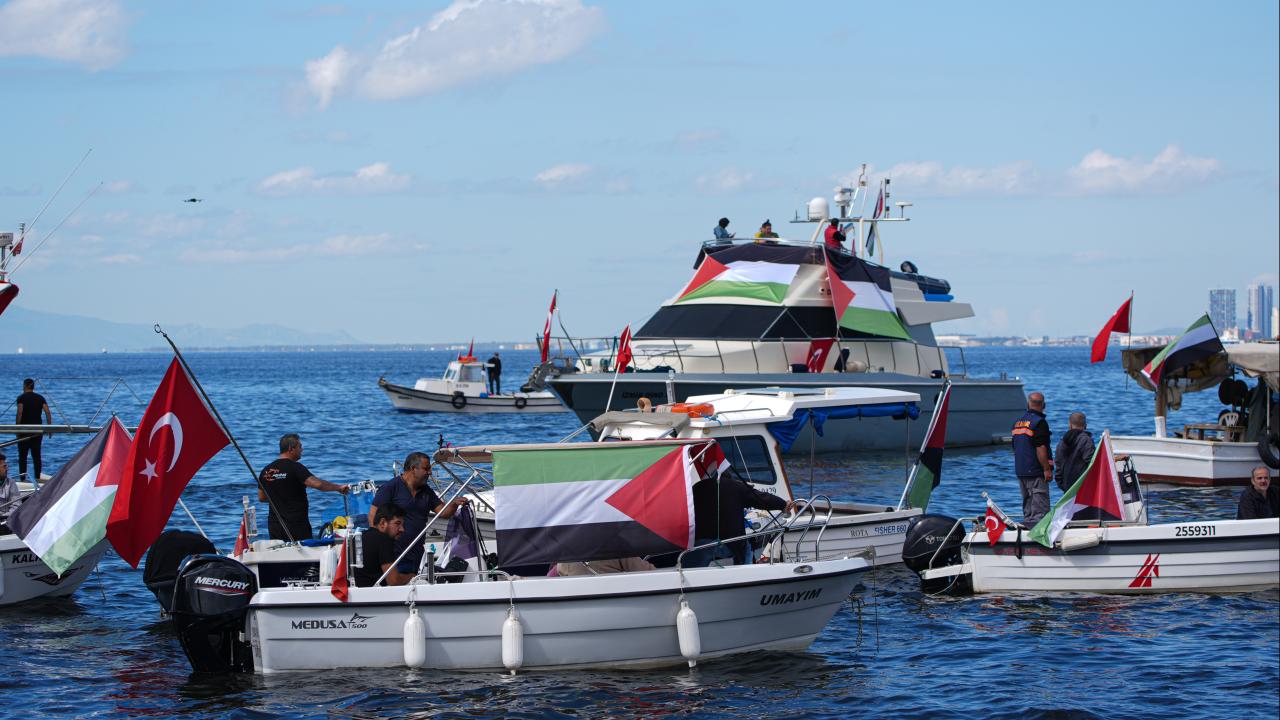 İzmir'de denize açılan tekneler haydut İsrail'in soykırımını protesto etti