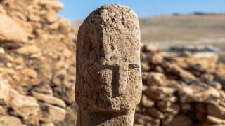 Karahantepe'de 12 bin yıl öncesine ait insan yüzlü dikili taş bulundu