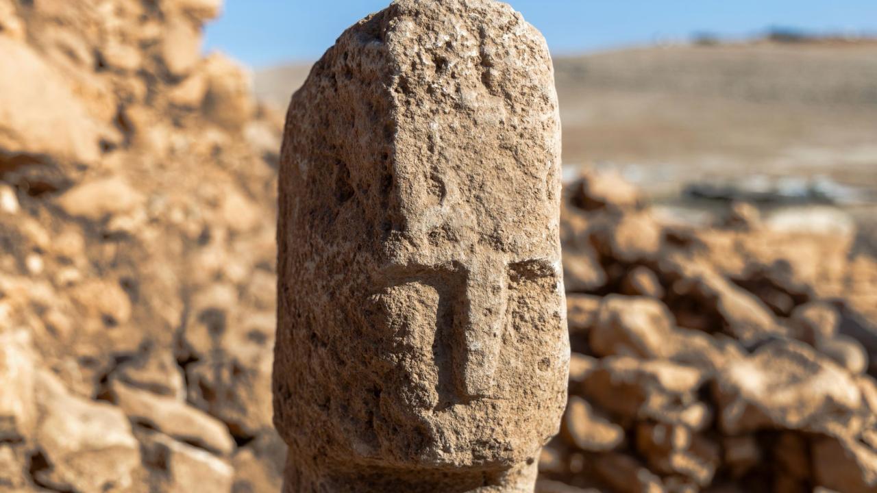 Karahantepe’de 12 bin yıl öncesine ait insan yüzlü dikili taş bulundu