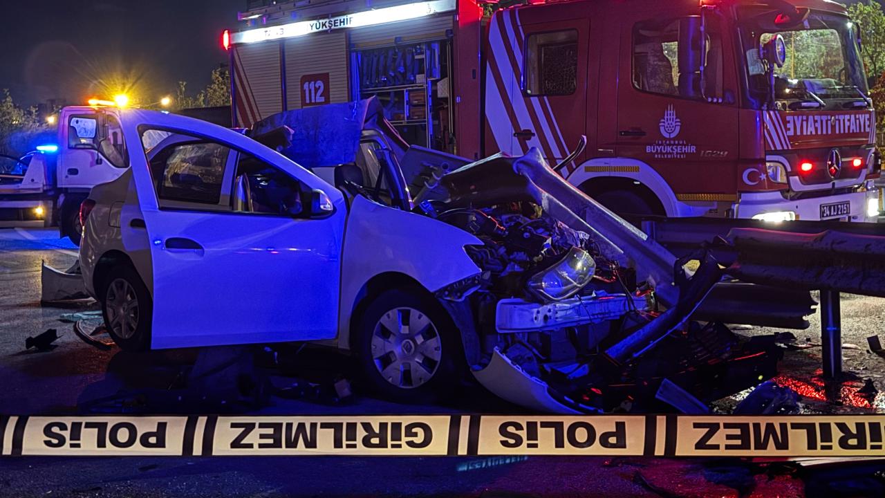Ümraniye’de otomobil bariyerlere saplandı: 1 ölü, 1 yaralı