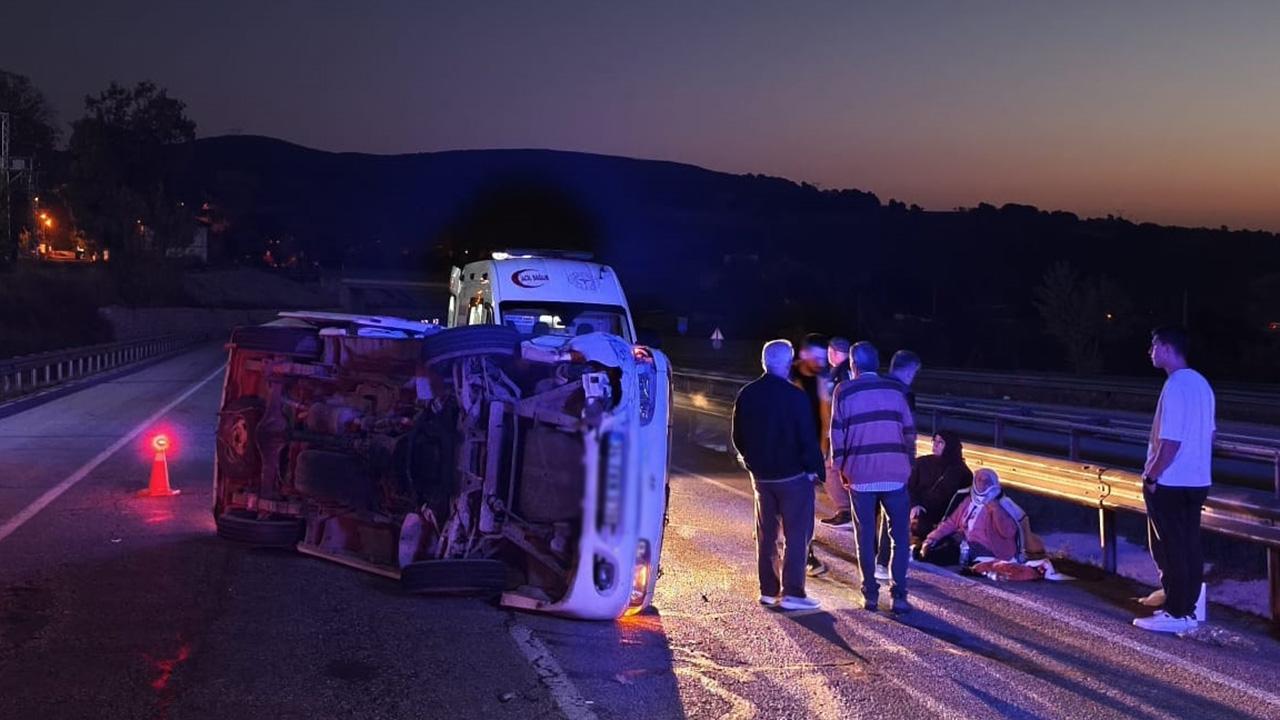 Alkollü araç sürücüsünün çarptığı minibüs devrildi: 9 yaralı