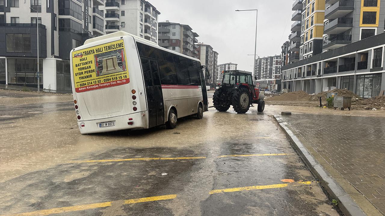 Edirne’de yağış nedeniyle yol çöktü, minibüs çukura düştü