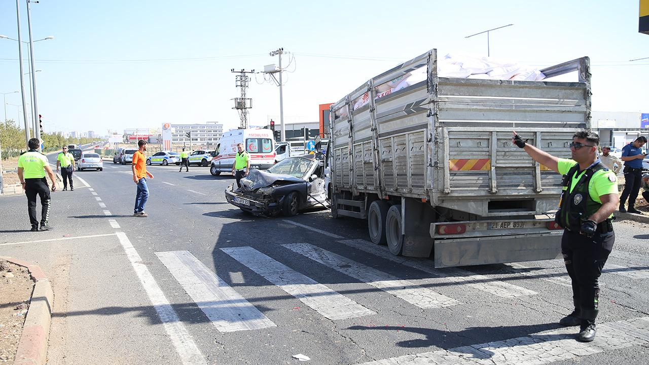 Diyarbakır’da 6 araç birbirine girdi, 12 kişi yaralandı