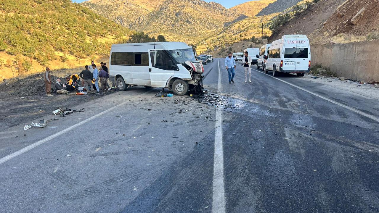 Şırnak’ta minibüs ile hafif ticari araç çarpıştı: 11 yaralı