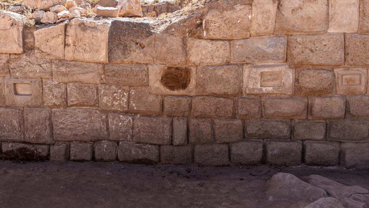 Van'da antik kent kalıntısında yeni kitabeler ortaya çıkarıldı