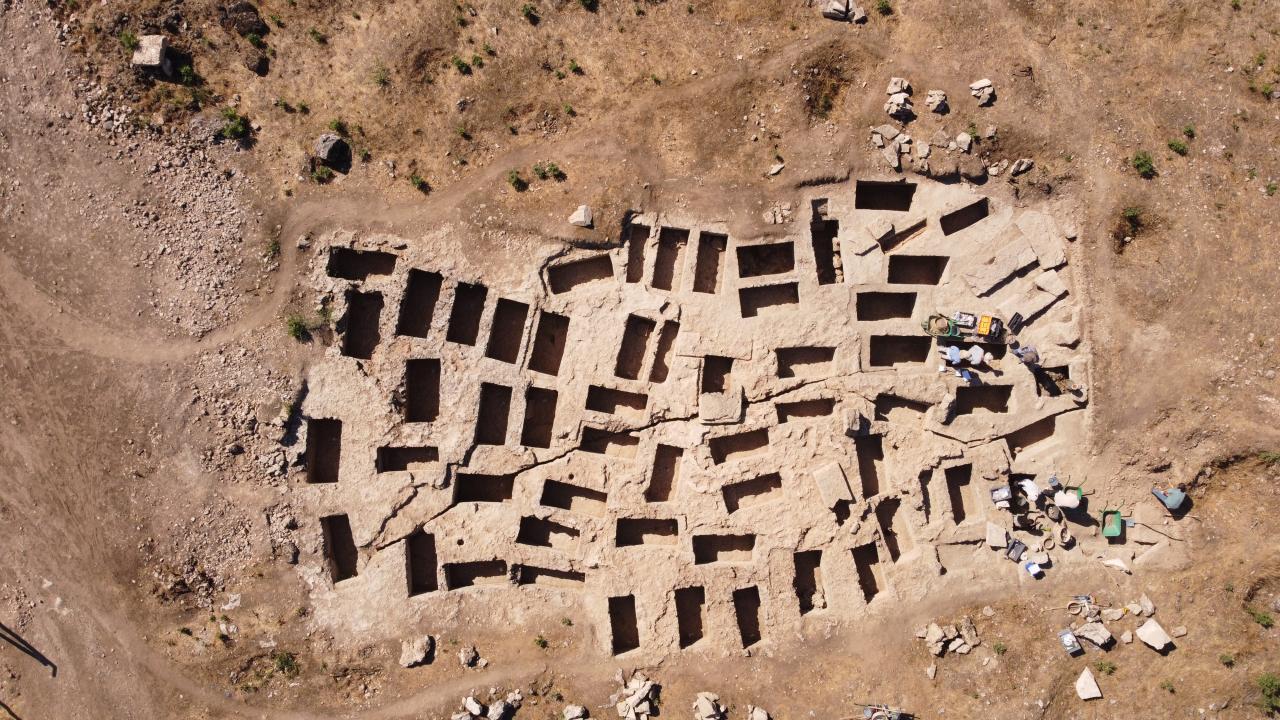 Kolossai Antik Kenti’nde 2 bin 200 yıllık 60 mezar bulundu