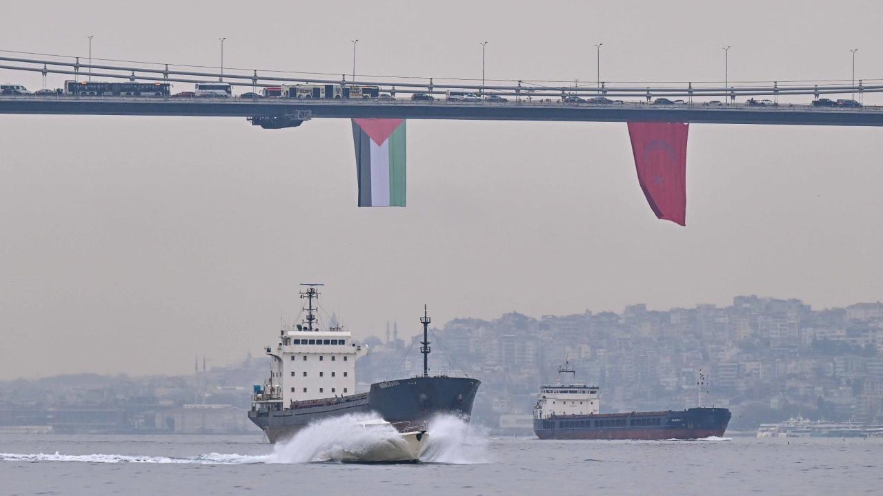 İstanbul Boğazı’ndaki köprülere Filistin bayrakları asıldı