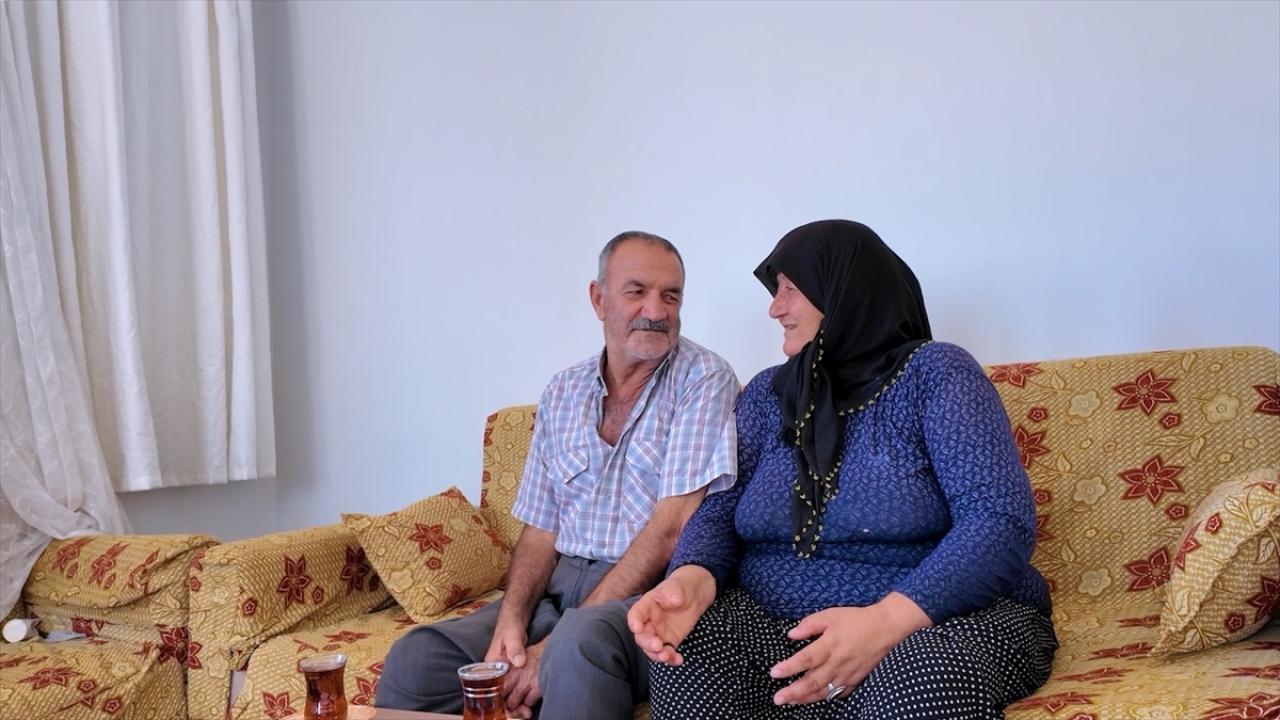 Bakan Kurum, yeni konutlarına yerleşen depremzede çiftin görüntülerini paylaştı