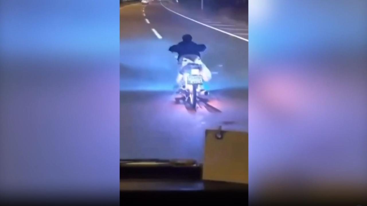 Bolu’da trafik güvenliğini tehlikeye sokan motosikletliye 49 bin 680 lira ceza kesildi