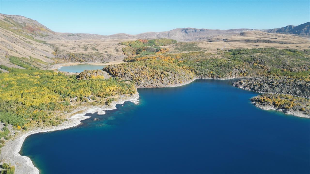 Nemrut Krater Gölü’nün çevresi sonbahar renklerine büründü