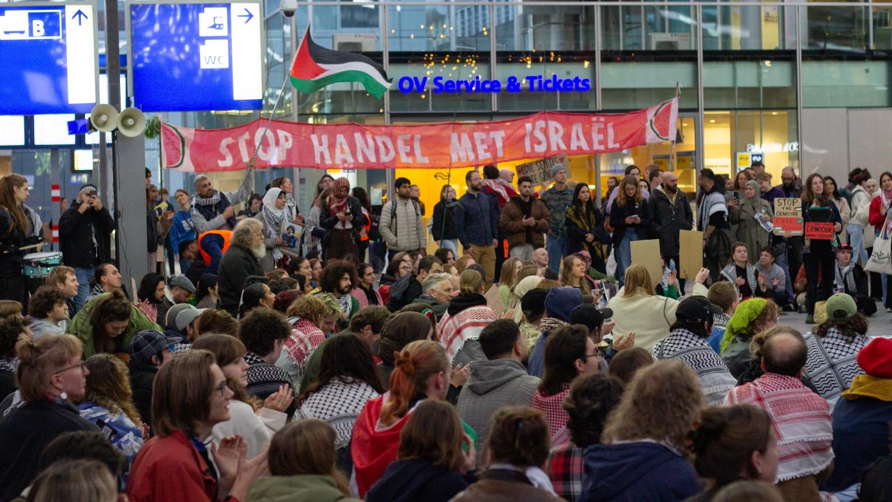 Hollanda’da 20 tren istasyonunda Filistin’e destek için oturma eylemleri yapıldı