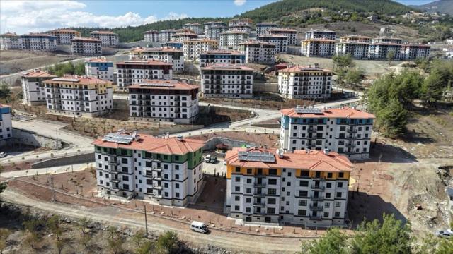 Bakan Kurum: Karanlıkları aydınlatmaya, umudu yeniden yeşertmeye bazen bir anahtar yetiyor