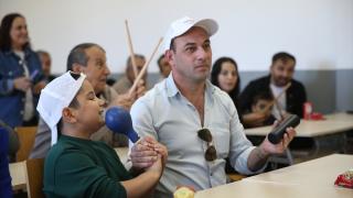 Özel bireylerin "güçlü babaları" çocuklarıyla yemek yapıp müzik kursu alıyor