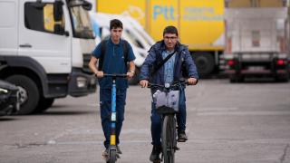 İzmir'de postalar baba oğula emanet