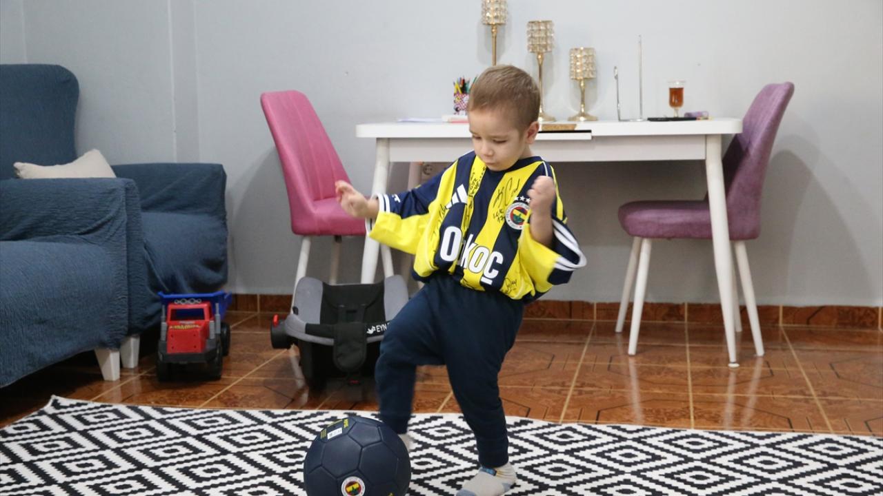 Hatay'da kanseri yenen Fenerbahçeli çocuğa imzalı forma hediye edildi