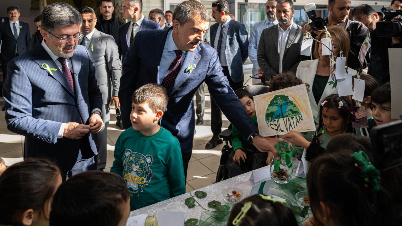 Bakanlar Tekin ve Yumaklı, özel gereksinimli öğrencilerle buluştu