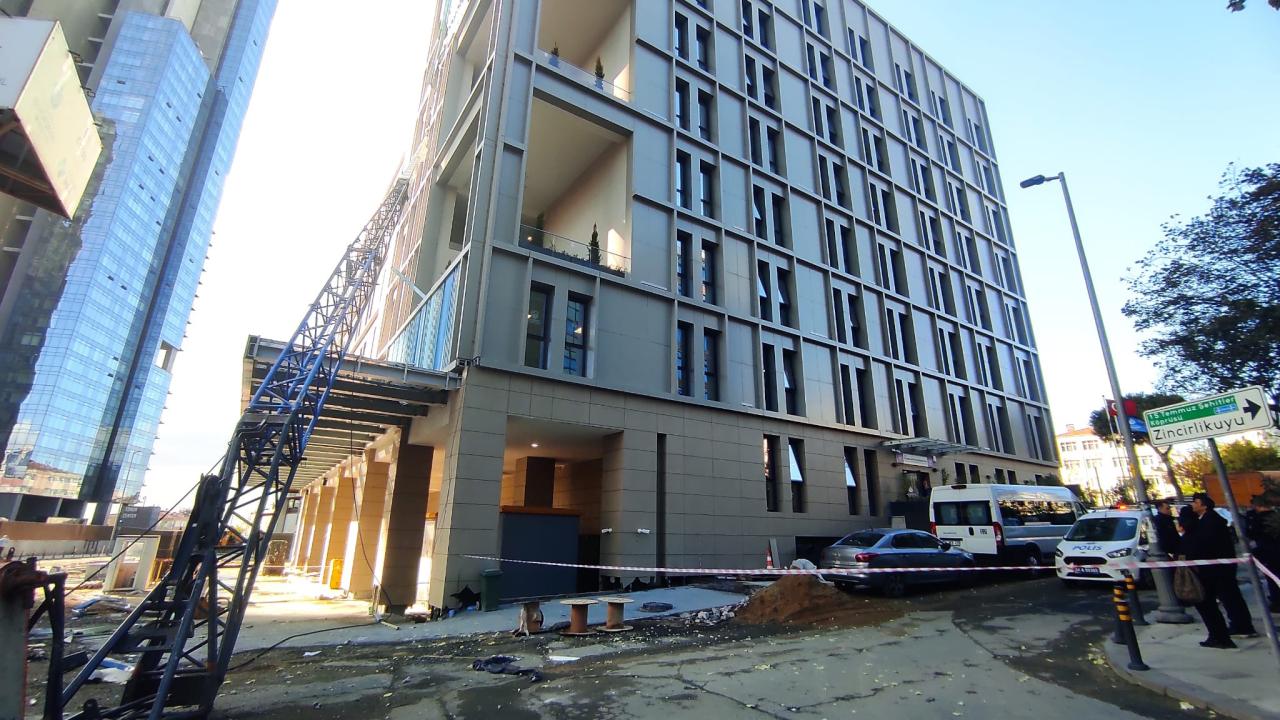 İstanbul’da vinç öğrenci yurduna devrildi
