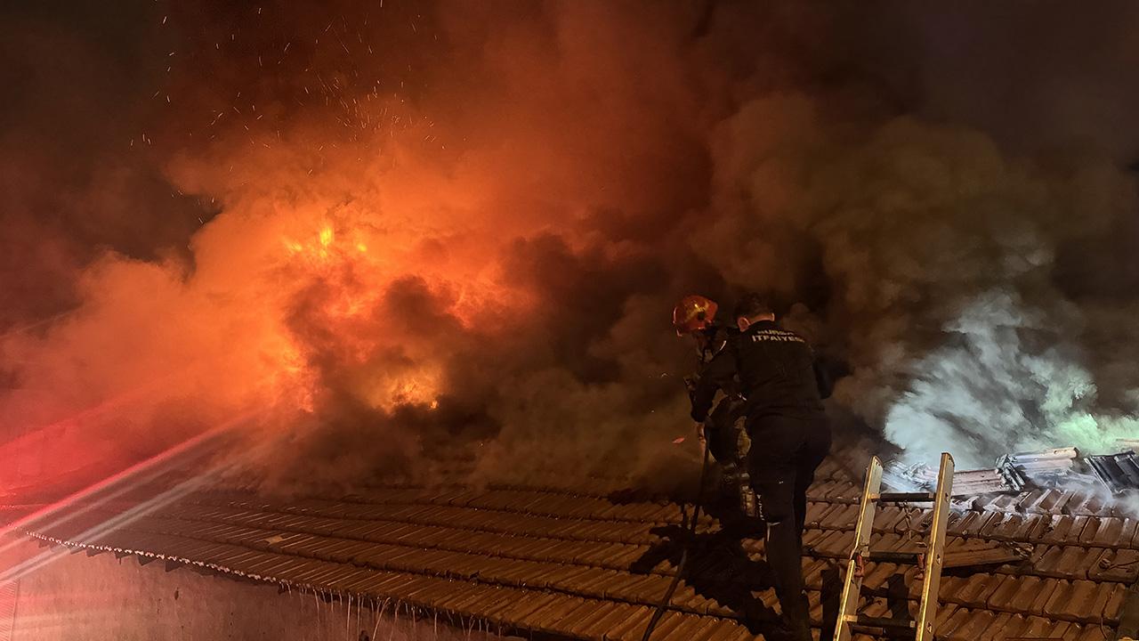 Bursa’da oto yedek parça dükkanında yangın: 4 iş yeri hasar gördü